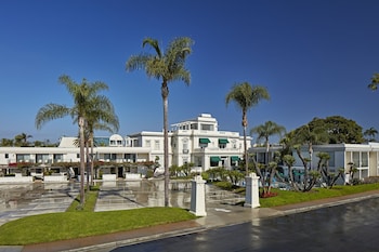 Hotel entrance at Glorietta Bay Inn Coronado Island