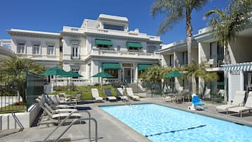 Outdoor pool, sun loungers