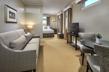 Room (Albright) | Living area | Flat-screen TV, pay movies at Glorietta Bay Inn Coronado Island