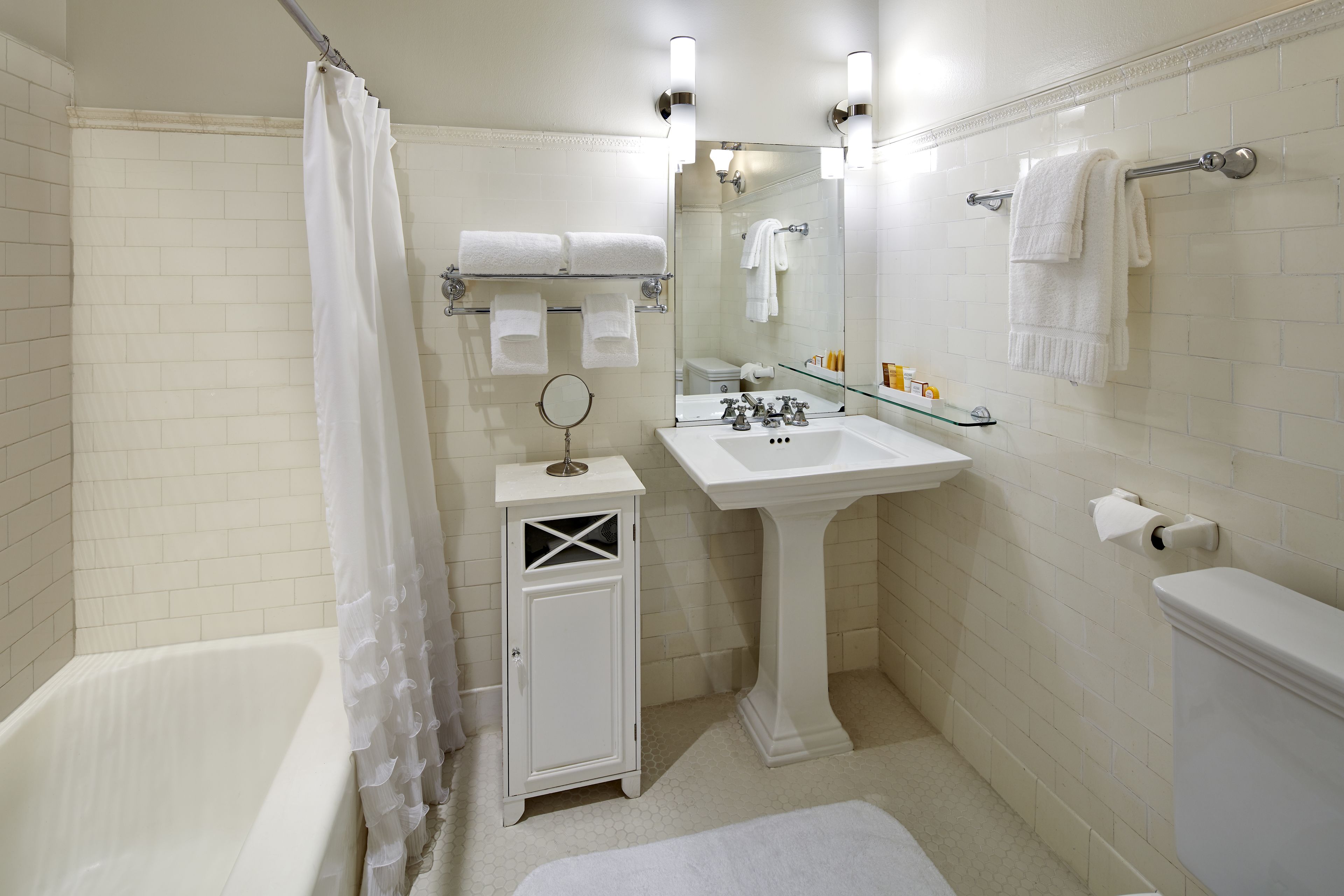 Ein Badezimmer mit Badewanne, Waschbecken, Spiegel und Toilette.