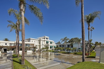 Hotel exterior and entrance at Glorietta Bay Inn Coronado Island