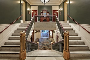 Staircase - Glorietta Bay Inn Coronado Island (Coronado)