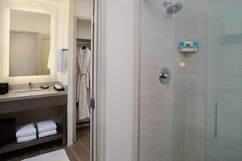 Combined shower/tub, free toiletries, hair dryer, bathrobes at Palmoro House