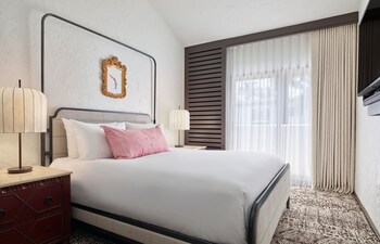 Standard Room, 1 King Bed | Egyptian cotton sheets, premium bedding, down comforters, pillowtop beds at Palmoro House