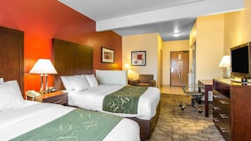 أغطية فراش متميزة وأسرّة بطبقة علوية مريحة وخزنة داخل الغرفة ومكتب