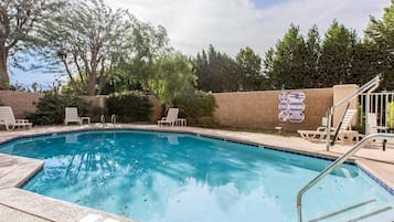 حمّام سباحة خارجي، مقاعد للتشمس