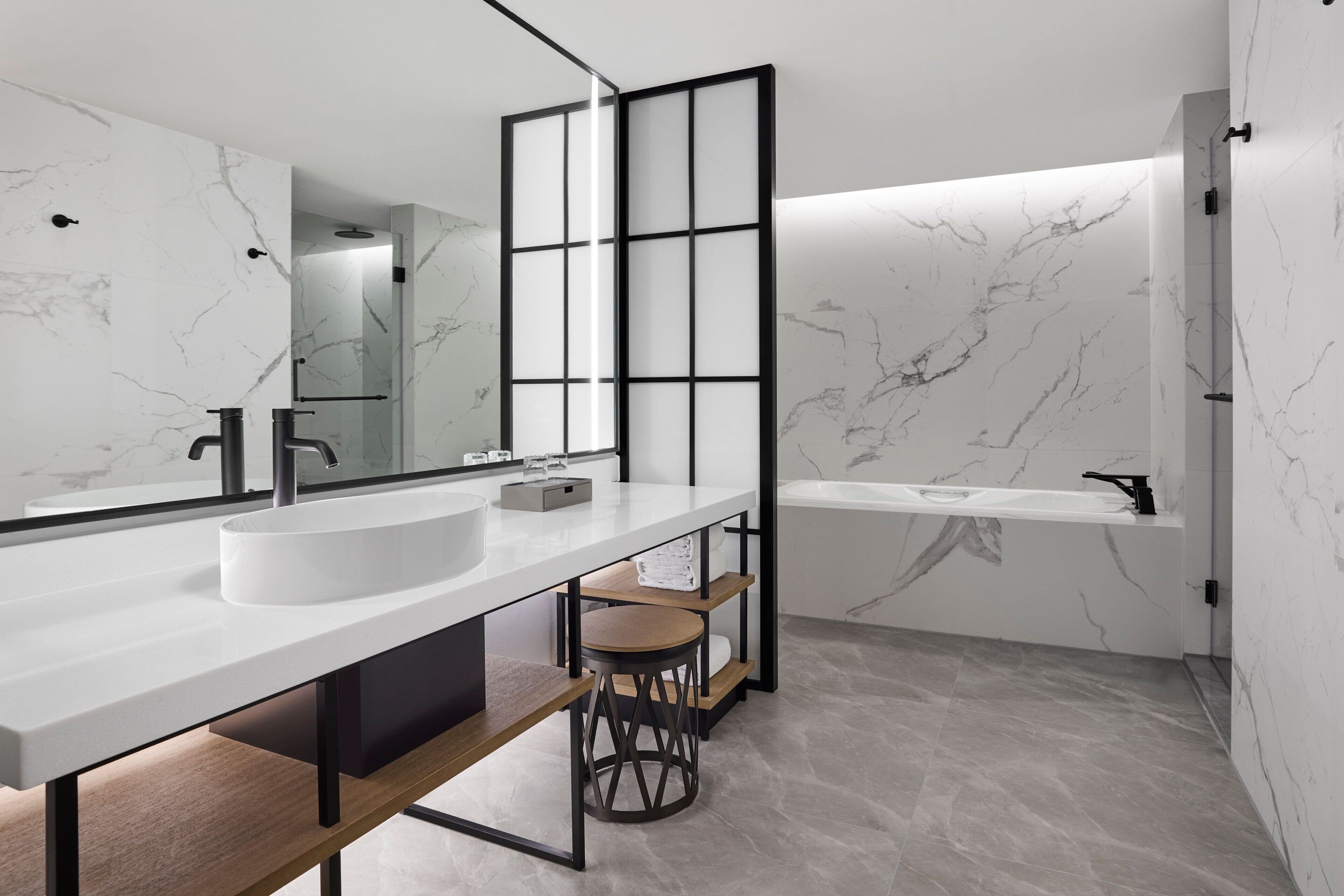 club suite, 1 bedroom | bathroom | free toiletries, hair dryer, bathrobes, slippers