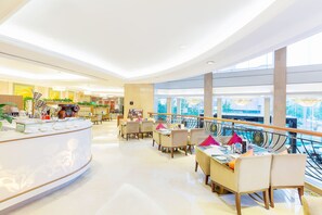 3 restaurants, breakfast served - Sheraton Chengdu Lido Hotel (Chengdu)
