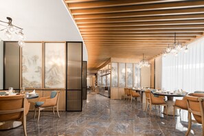 3 restaurantes; se sirven desayunos 