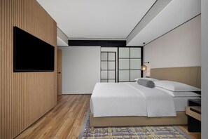 Minibar, in-room safe, blackout drapes, iron/ironing board - Sheraton Chengdu Lido Hotel (Chengdu)