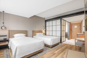 Deluxe Twin | Minibar, in-room safe, desk, blackout drapes