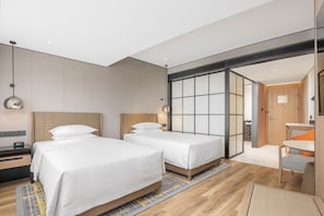 Deluxe Twin | Minibar, in-room safe, desk, blackout curtains