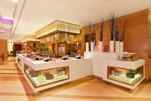 2 restaurantes, é servido café da manhã