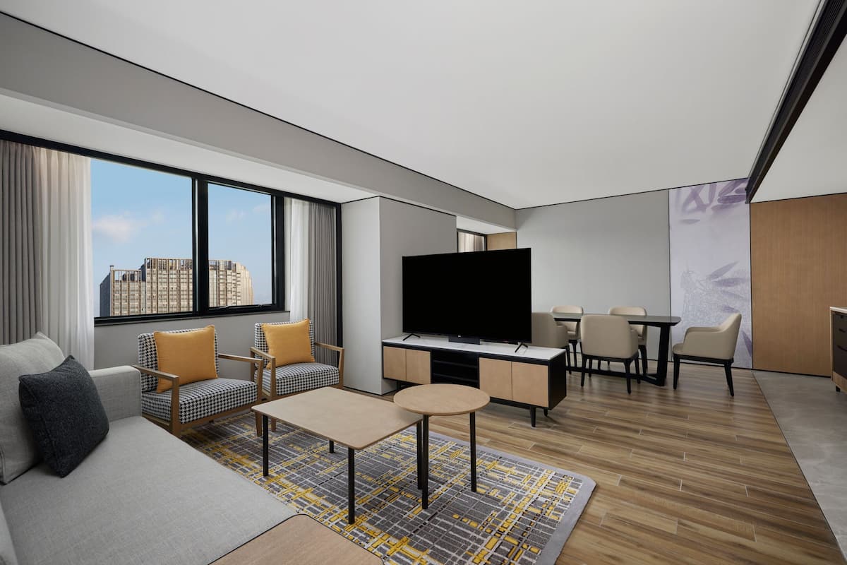 Club Suite, 1 Bedroom | 1 bedroom, minibar, in-room safe, blackout curtains