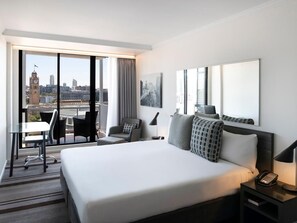 Kamar, 1 Tempat Tidur Queen, balkon, pemandangan kota | Seprai premium, minibar, brankas, dan meja kerja