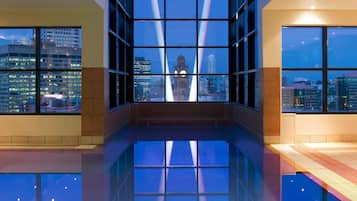 Indendørs pool, åben fra kl. 06.30 til kl. 22.00, liggestole