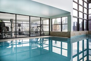 Innenpool, geöffnet von 06:30 Uhr bis 22:00 Uhr, Liegestühle