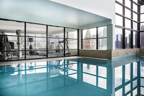 Innenpool, geöffnet von 06:30 Uhr bis 22:00 Uhr, Liegestühle
