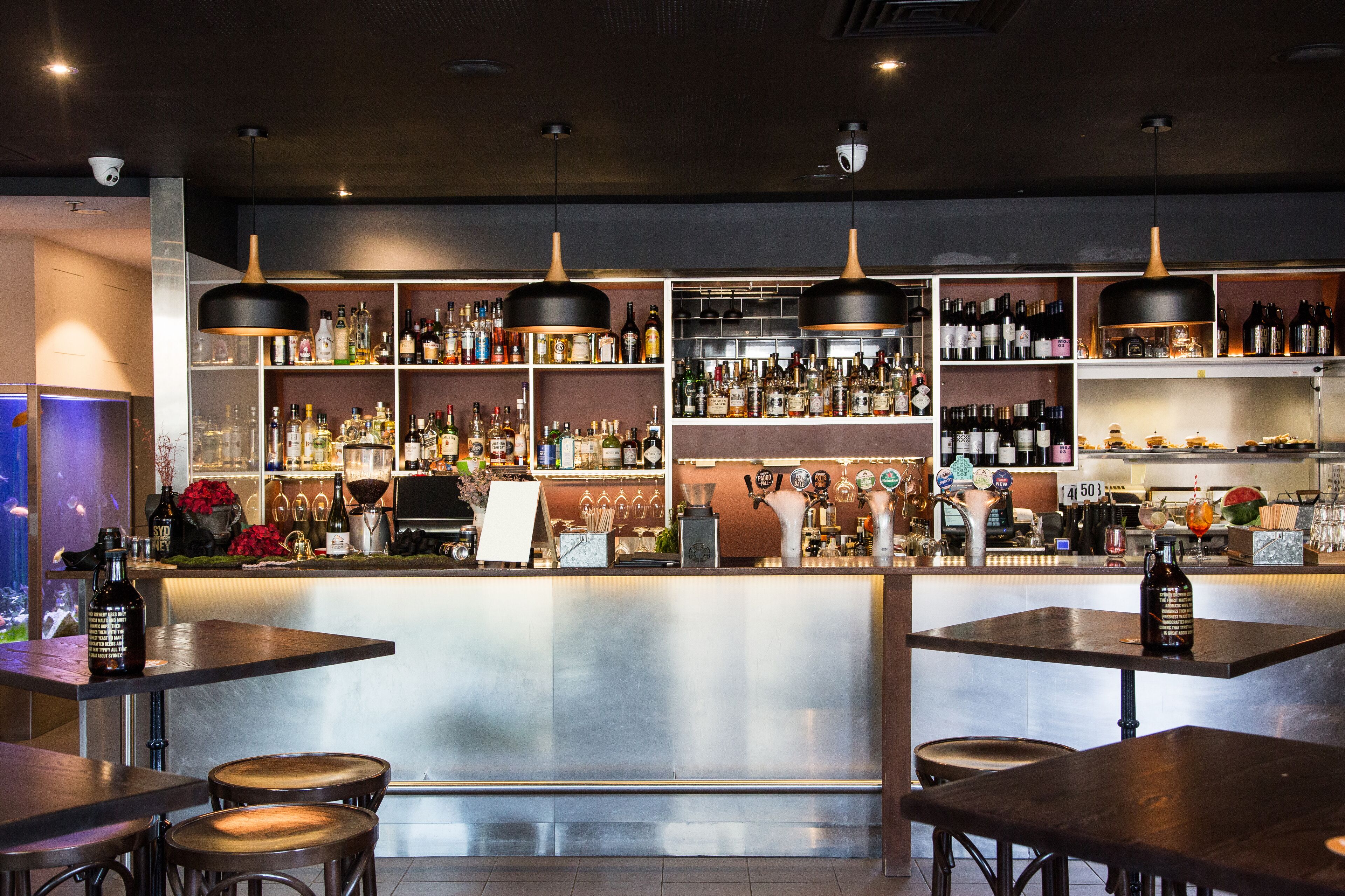 al fresco dining, serves lunch, dinner and happy hour