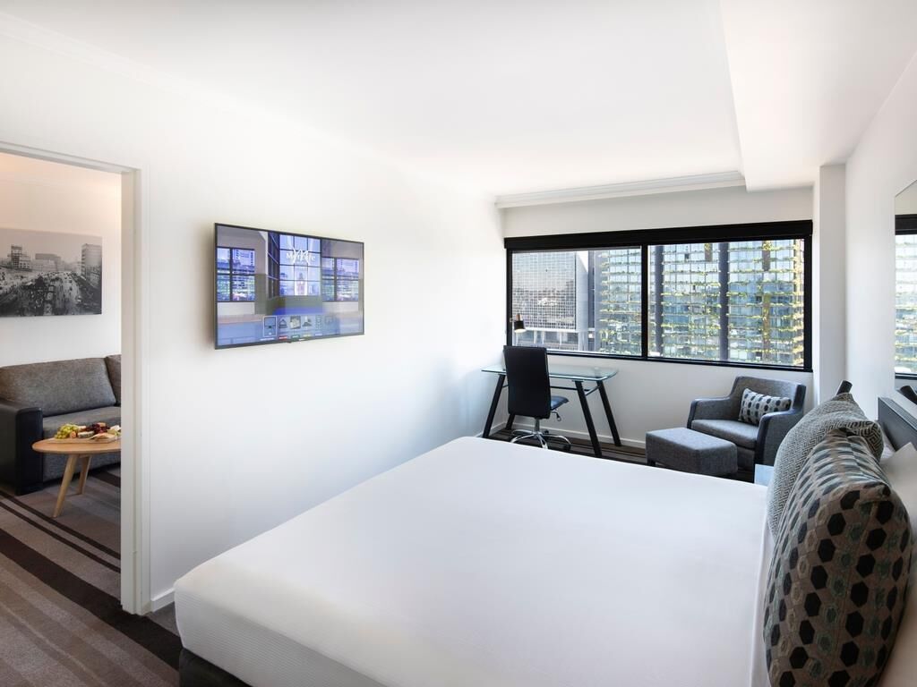 أ غطية فراش متميزة وميني بار وخزنة داخل الغرفة ومكتب