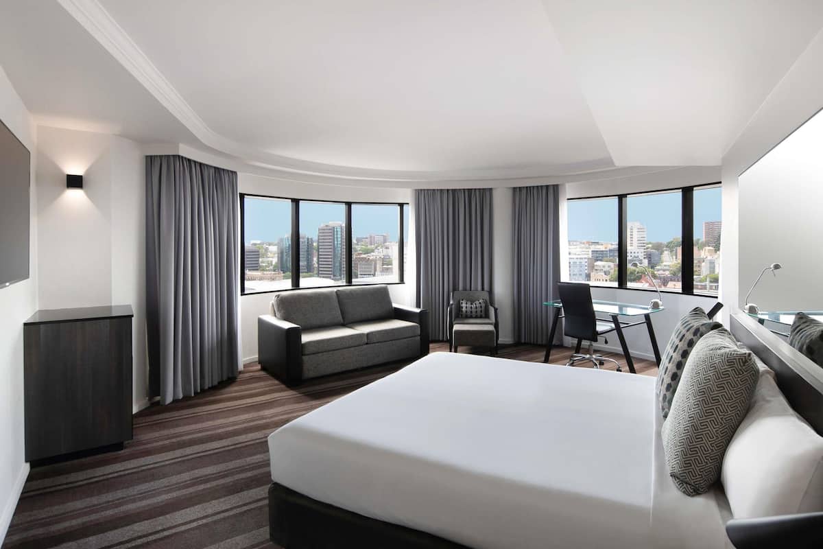 华丽客房, 1 张特大床, 城市景观 | 高档床上用品、迷你吧、客房内保险箱、办公桌