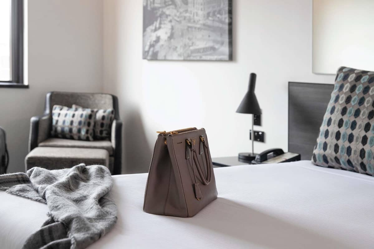 Standard Room, 1 Queen Bed | Premium bedding, minibar, in-room safe, desk