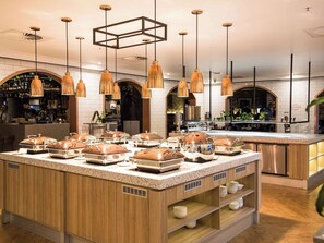 Desayuno buffet (AUD 35 por persona) 