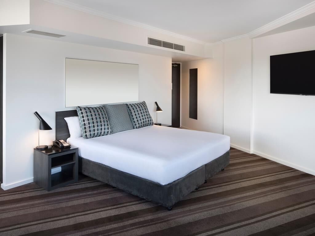 Standard Room, 1 Queen Bed, Accessible | Premium bedding, minibar, in-room safe, desk
