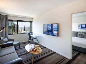 Suite, 1 kingsize-seng | Sengetøy av topp kvalitet, minibar, safe på rommet og skrivebord