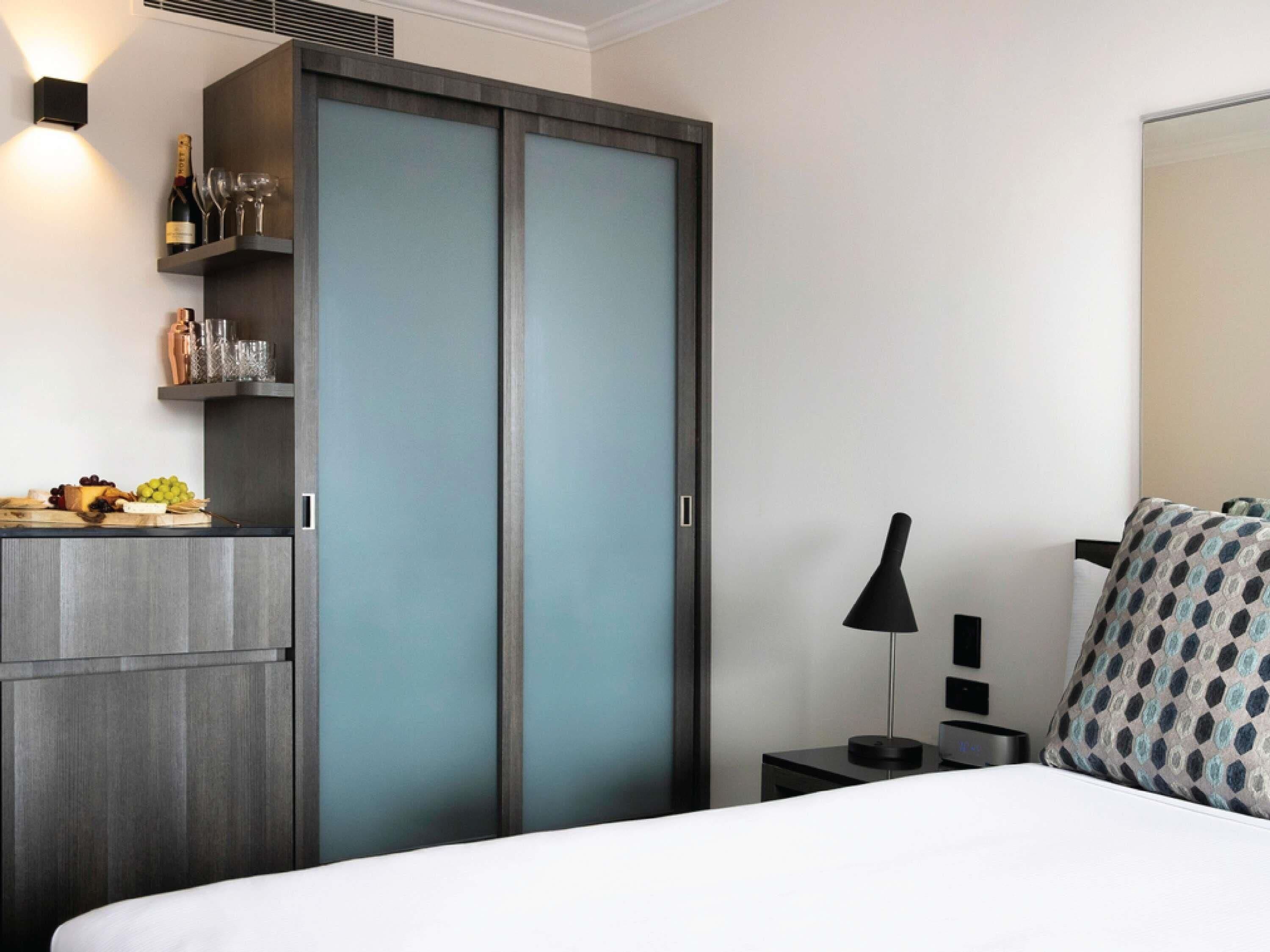 Ropa de cama de alta calidad y minibar 