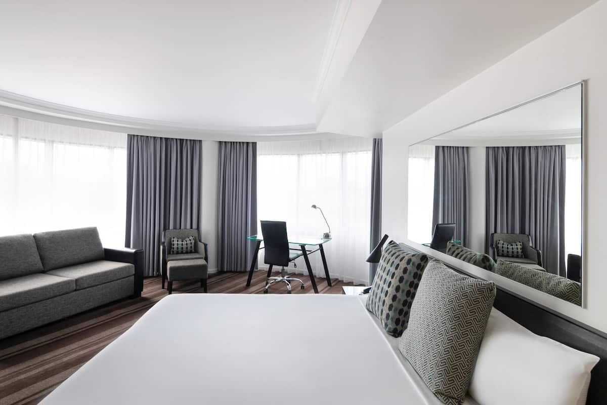 Deluxe Room, 1 King Bed, City View | Premium bedding, minibar, in-room safe, desk