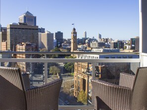 Balcony Room, 1 Queen Bed, City View | Balcony view