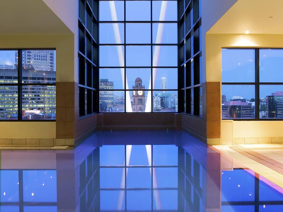 Innendørsbasseng og solsenger