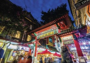 Un bâtiment traditionnel chinois, doté d’une architecture riche et ornée, notamment un toit rouge et des motifs complexes.