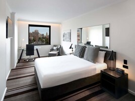 Ropa de cama de alta calidad y minibar 