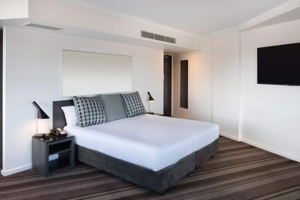 Standard Room, 1 Queen Bed, Accessible | Premium bedding, minibar, in-room safe, desk