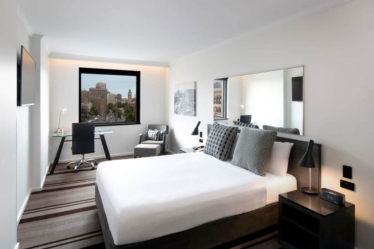 Standard Room, 1 King Bed | Premium bedding, minibar, in-room safe, desk