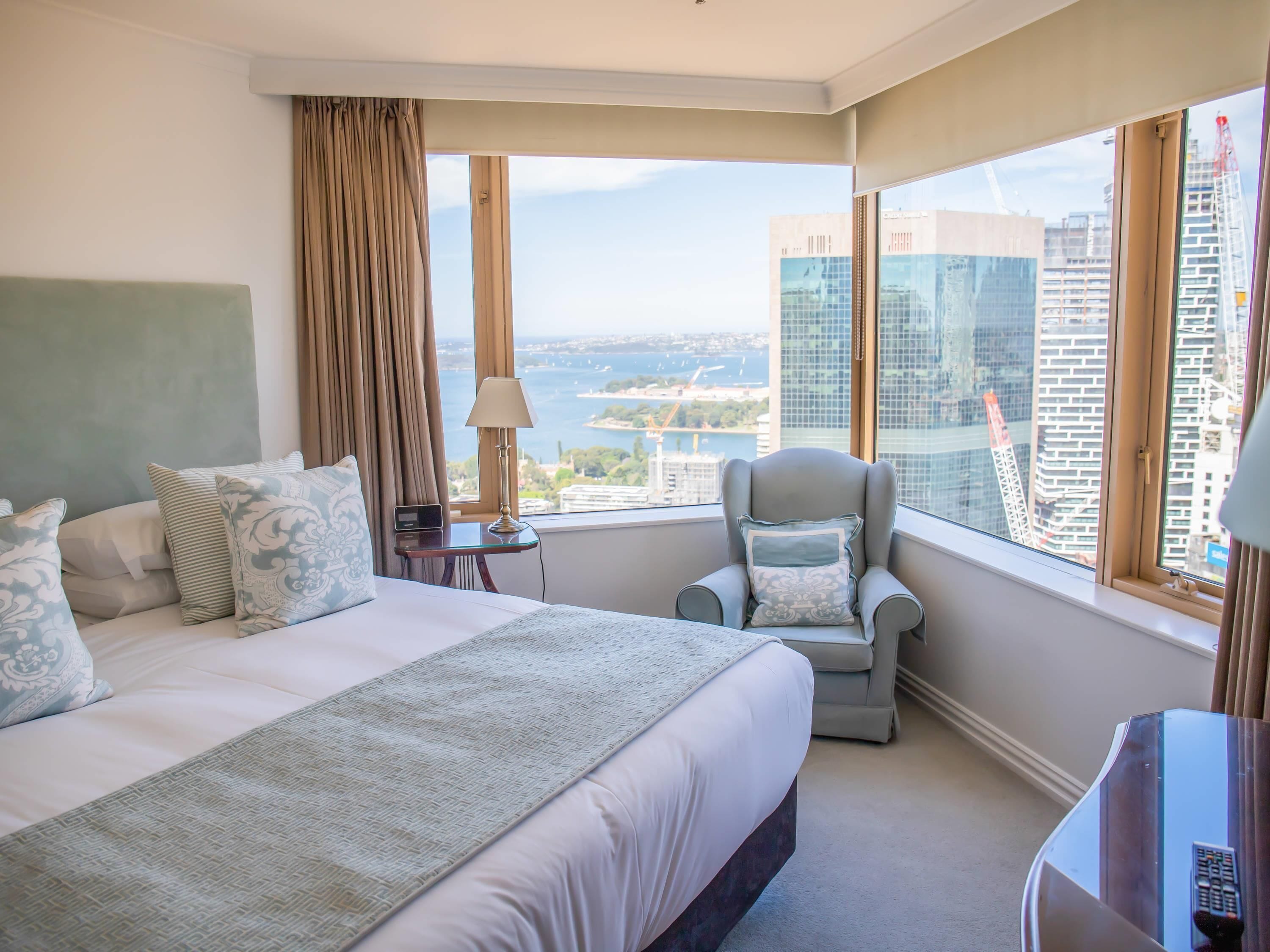 Penthouse (Non-refurbished) | Bar mini, peti besi dalam bilik, langsir/tirai gelap terus 
