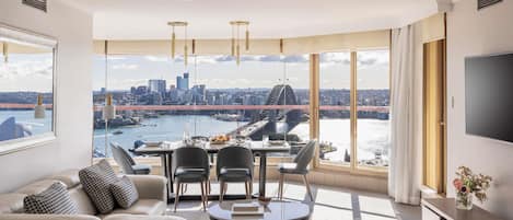 Penthouse, 3 slaapkamers, uitzicht op haven | Een minibar, een kluis op de kamer, verduisterende gordijnen