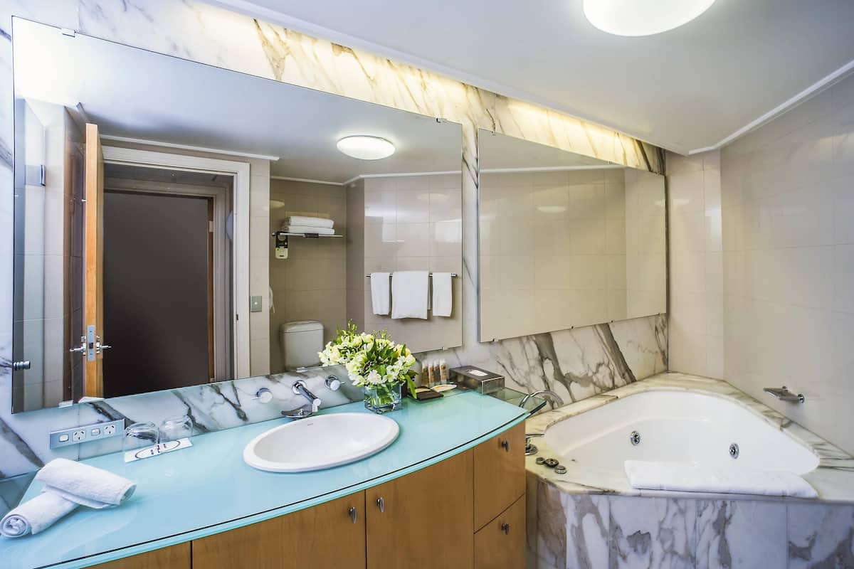 1 sovrum, sängtillbehör av högsta kvalitet och minibar