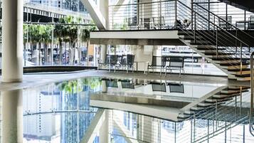 Een binnenzwembad, open van 06.00 uur tot 22.30 uur, en ligstoelen