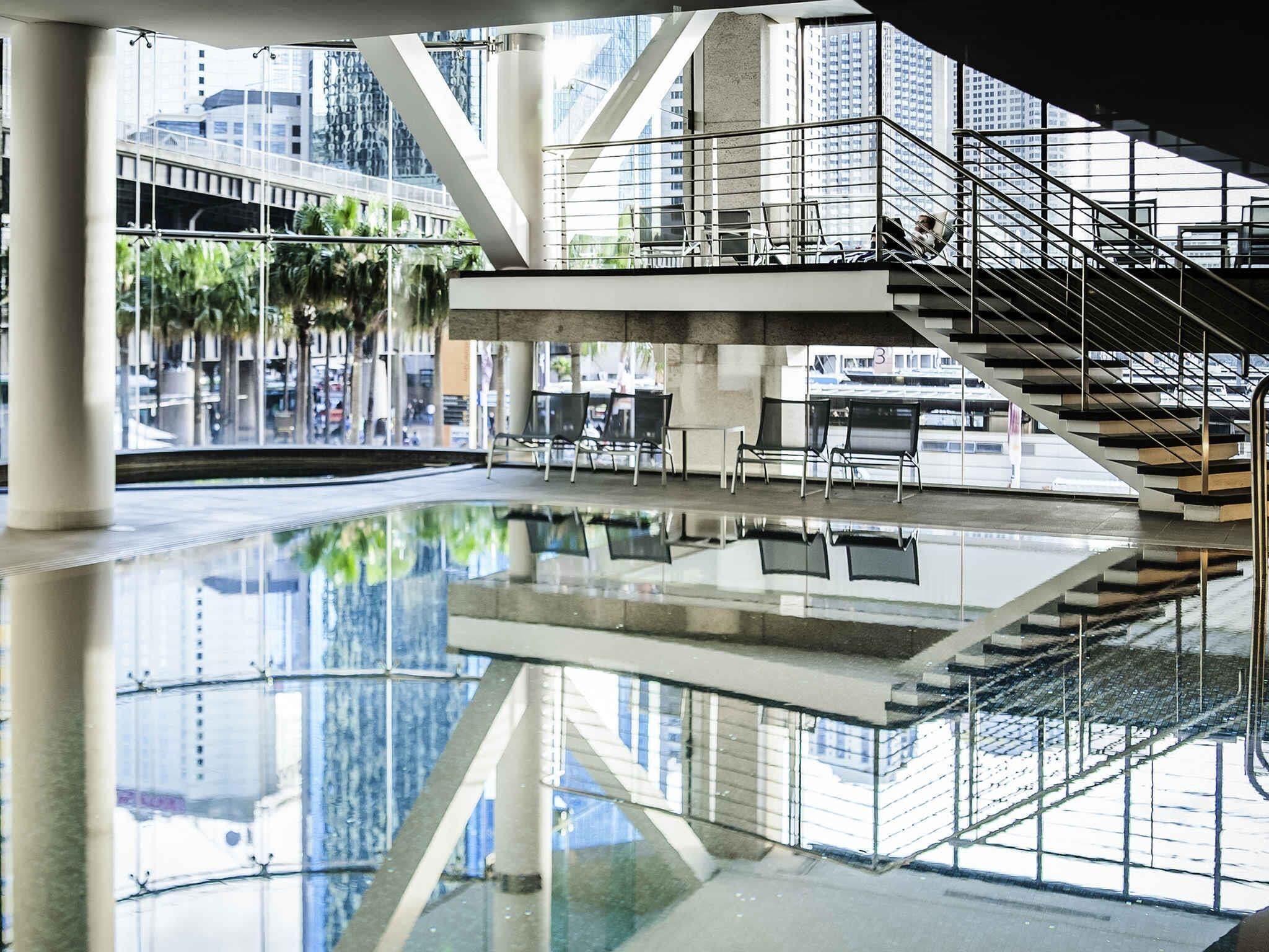 Inomhuspool med öppettider 06.00 till 22.30, och solstolar