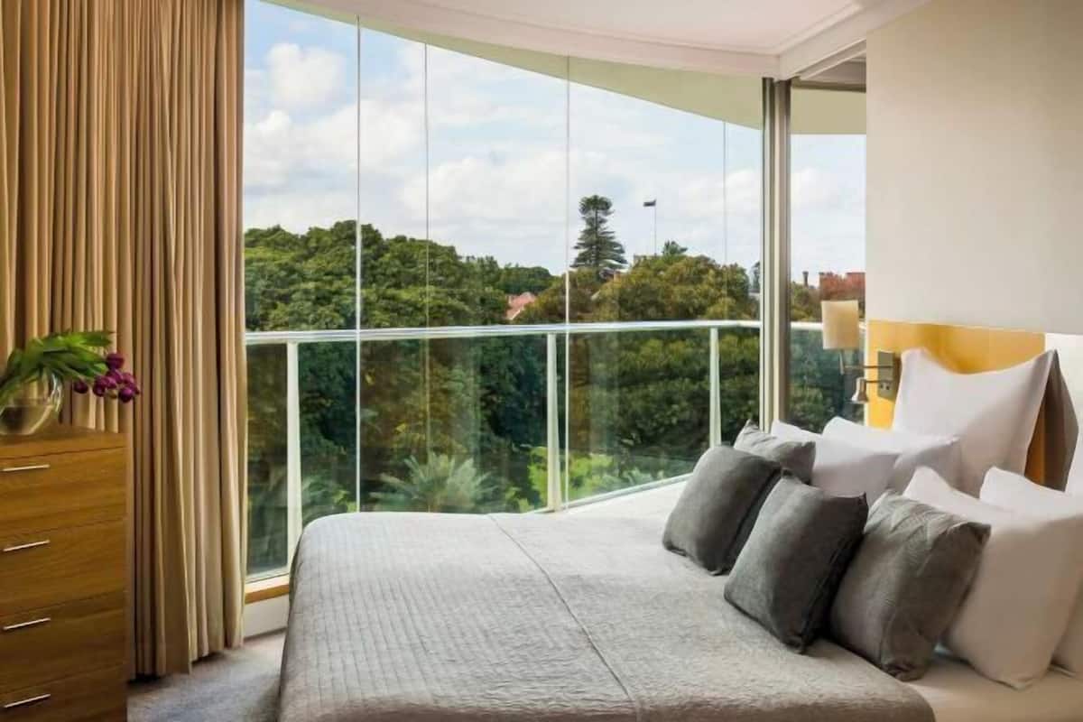1 bedroom, premium bedding, minibar, in-room safe