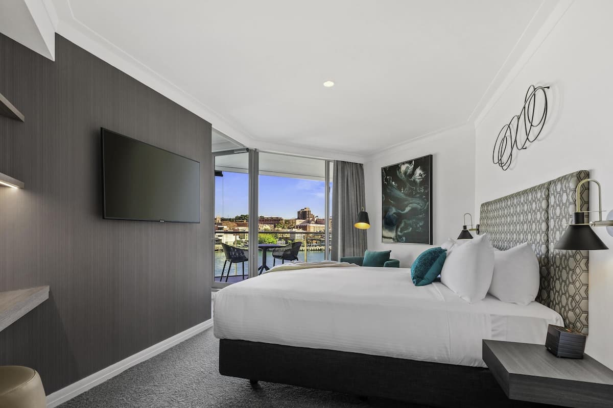 Deluxe Apartment, 1 Bedroom, Harbour View | 1 bedroom, premium bedding, minibar, in-room safe