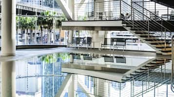 Una piscina techada, sillones reclinables de piscina