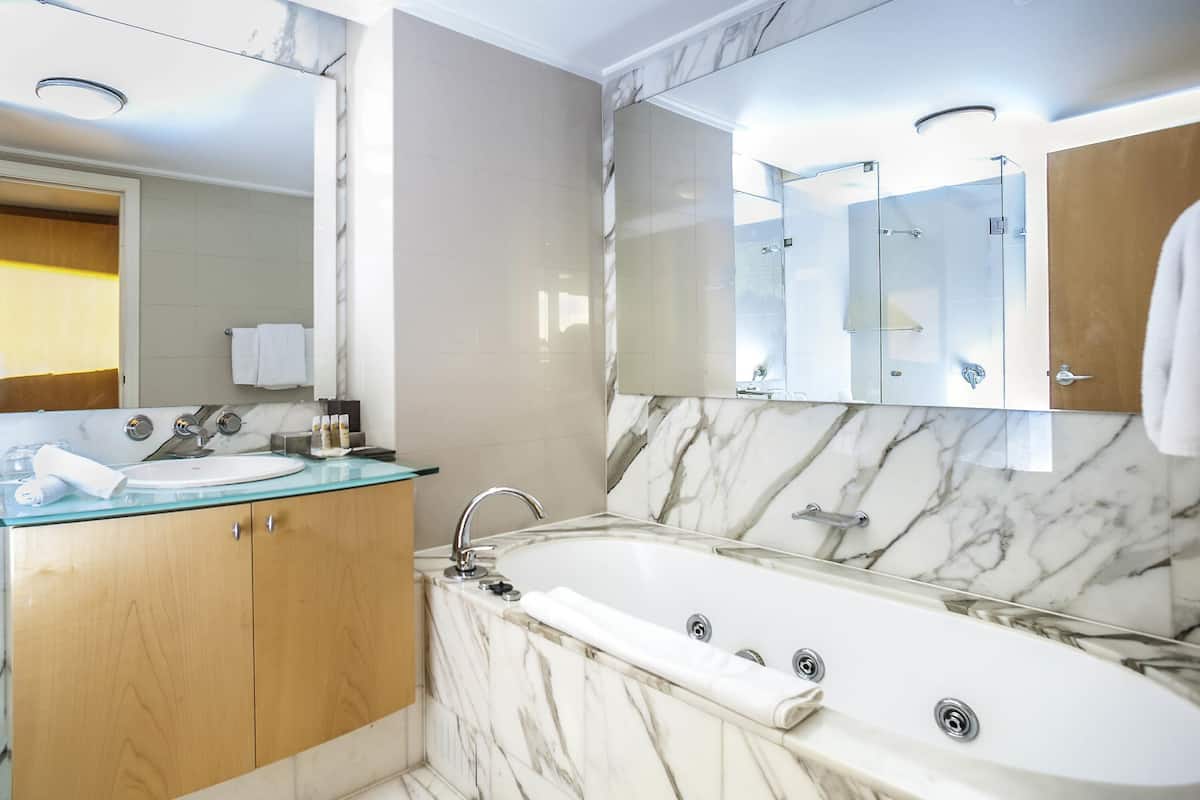 Lägenhet - 2 sovrum - utsikt mot hamnen (Non-refurbi shed) | 1 sovrum, sängtillbehör av högsta kvalitet och minibar