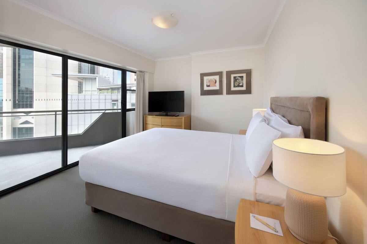 Apartamento, 2 habitaciones | Minibar, caja fuerte, escritorio y espacio para trabajar con un portátil