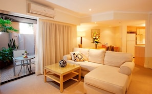 Deluxe Studio, 1 Queen Bed | Living area | 32-inch flat-screen TV with satellite channels, TV, DVD player