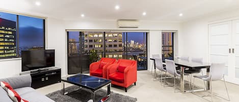 Penthouse (Apartment) | Wohnbereich | 32-Zoll-Flachbildfernseher mit Satellitenempfang, Fernseher, DVD-Player