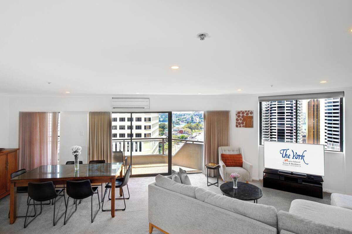 Apartamento, 3 habitaciones | Zona de estar | Televisión de pantalla plana de 32 pulgadas con canales por satélite
